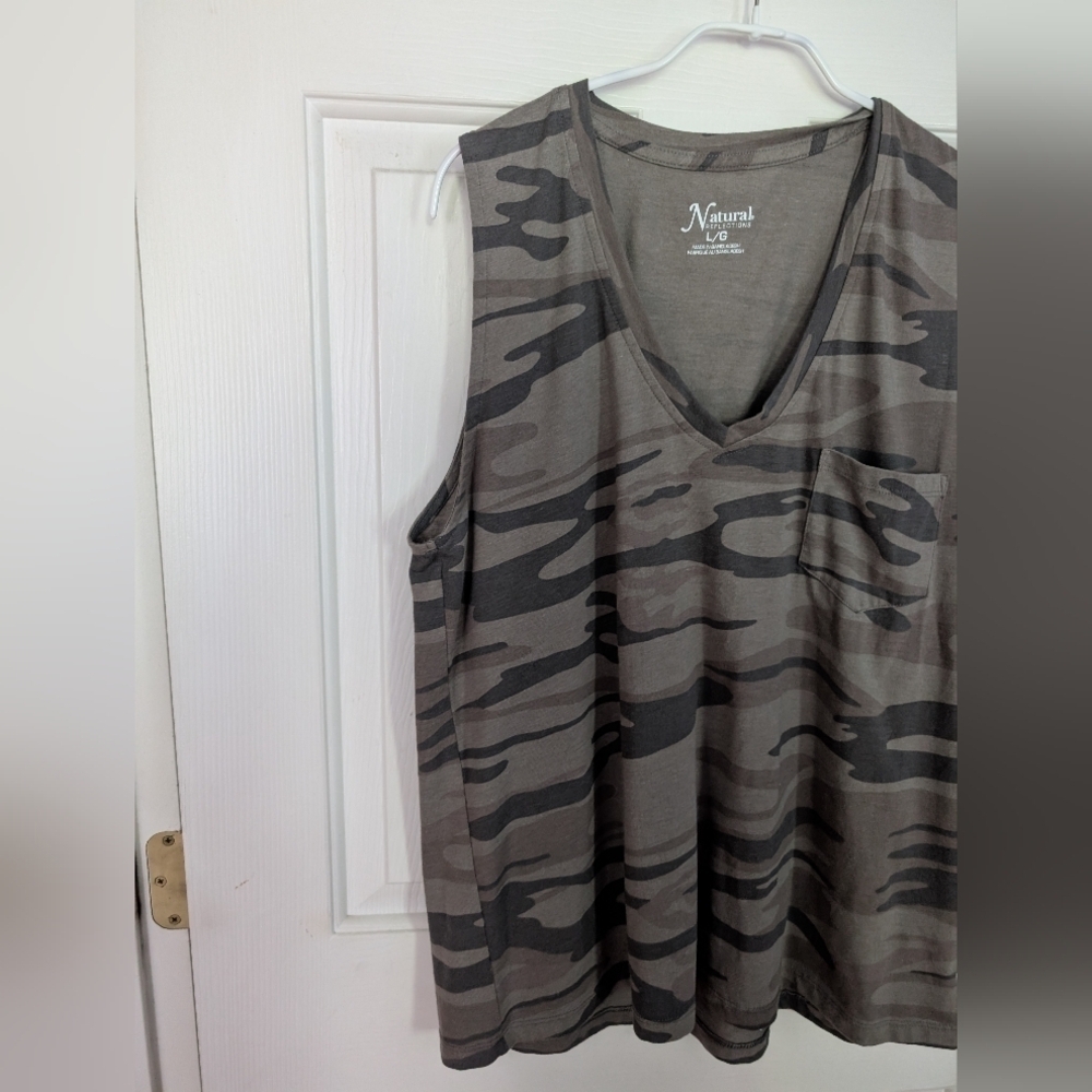 Natural Reflections Camo Green Sleeveless Top Size Large (EUC) - Picture 4 of 9